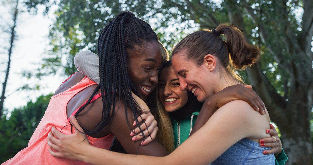 Adolescentes montrant un esprit d'équipe pratique sportive